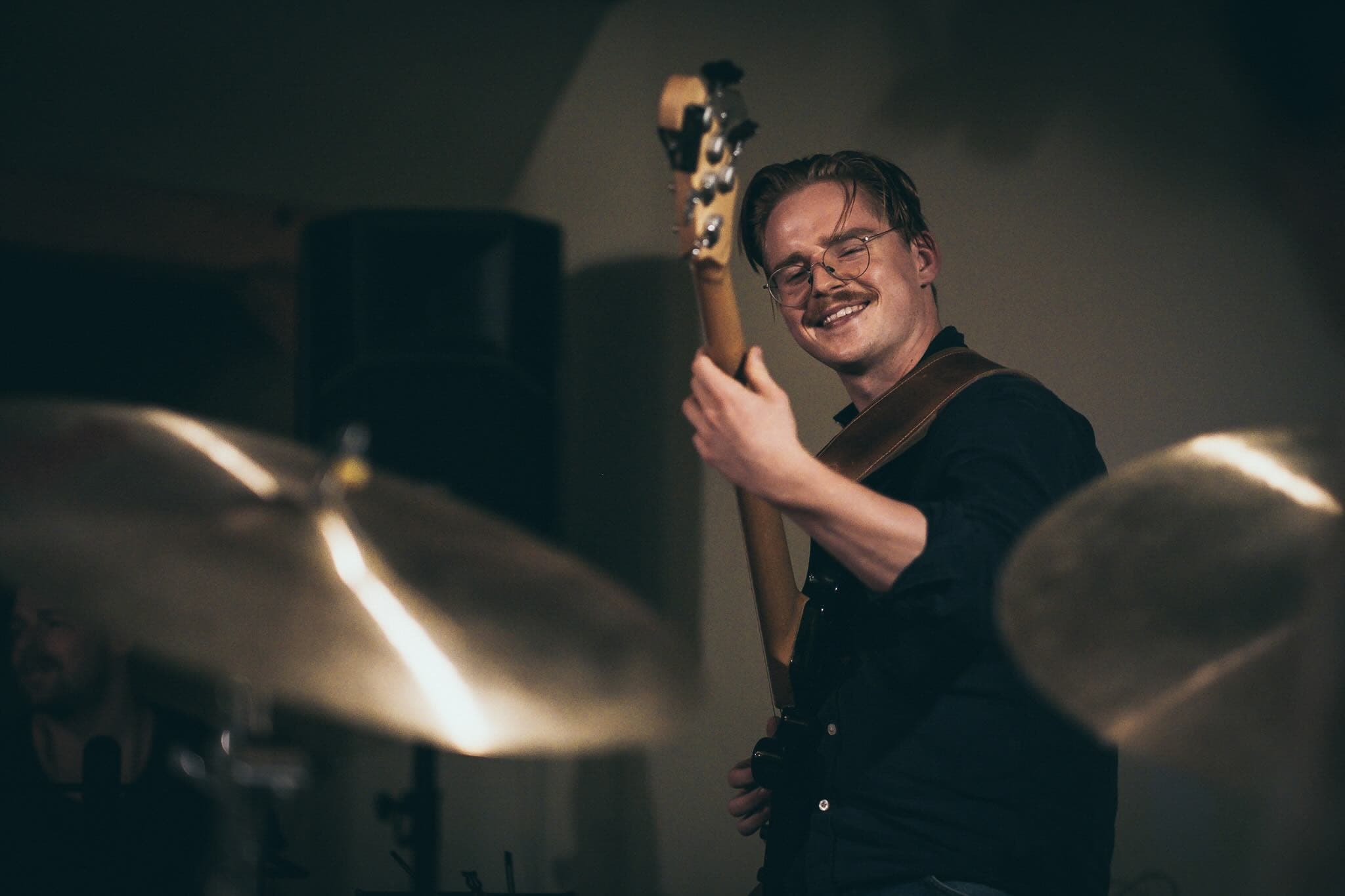 Mateusz Szewczyk - Biografia i portret basisty